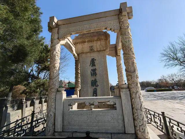 卢沟桥畔红色留声亭卢沟桥畔的红色留声亭，历史与文化的交汇点