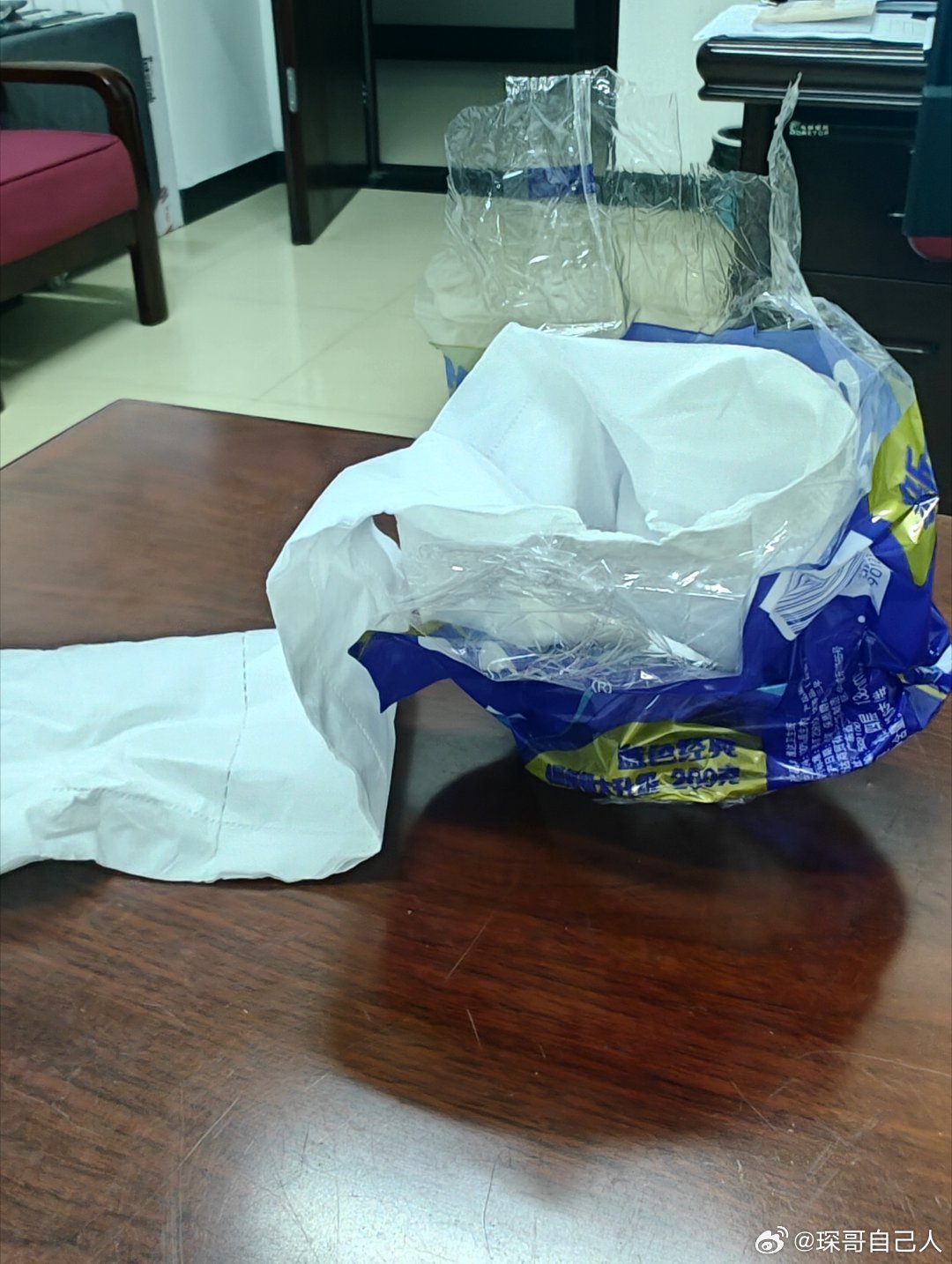 律师谈老板曝光男子抽40张纸巾律师谈老板曝光男子抽40张纸巾事件，背后的真相与启示
